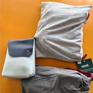 American Airlines business class men’s pajamas NEW L/XL with slippers and kit